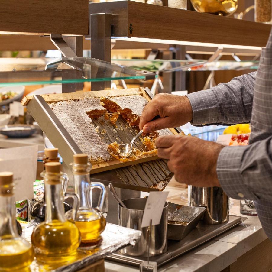 巴库洲际酒店 外观 照片 A cook grating cheese
