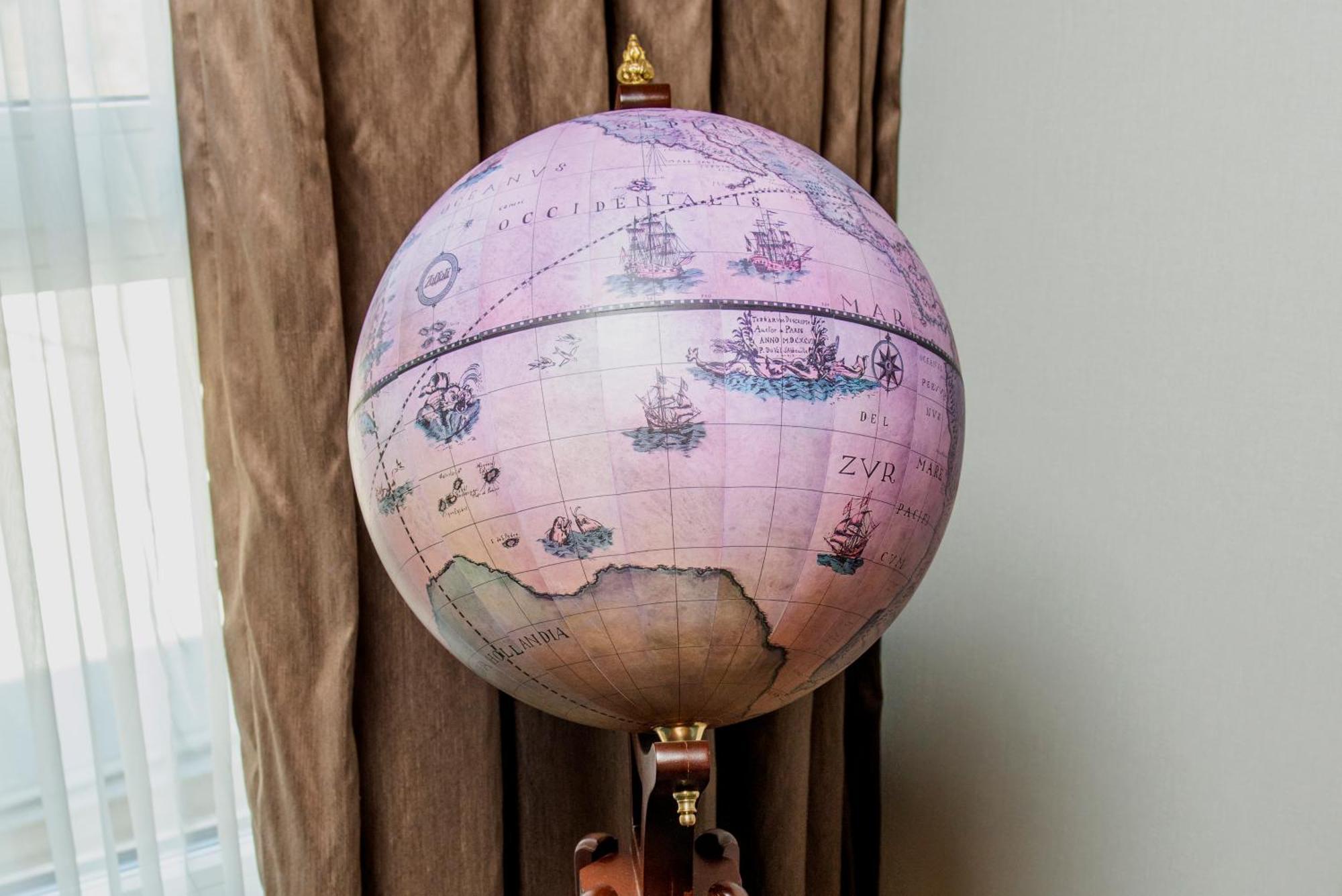 巴库洲际酒店 外观 照片 A globe in the White House